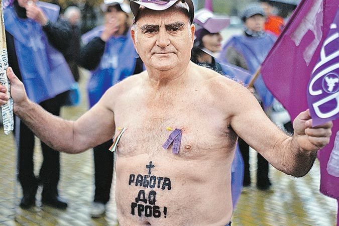 7 октября 2010 года профсоюзы вывели на улицы Софии тысячи металлургов, шахтеров, учителей и госслужащих. Этот протестант требует работы, но где ее взять в стране с погибшей экономикой? Фото: GLOBAL LOOK PRESS