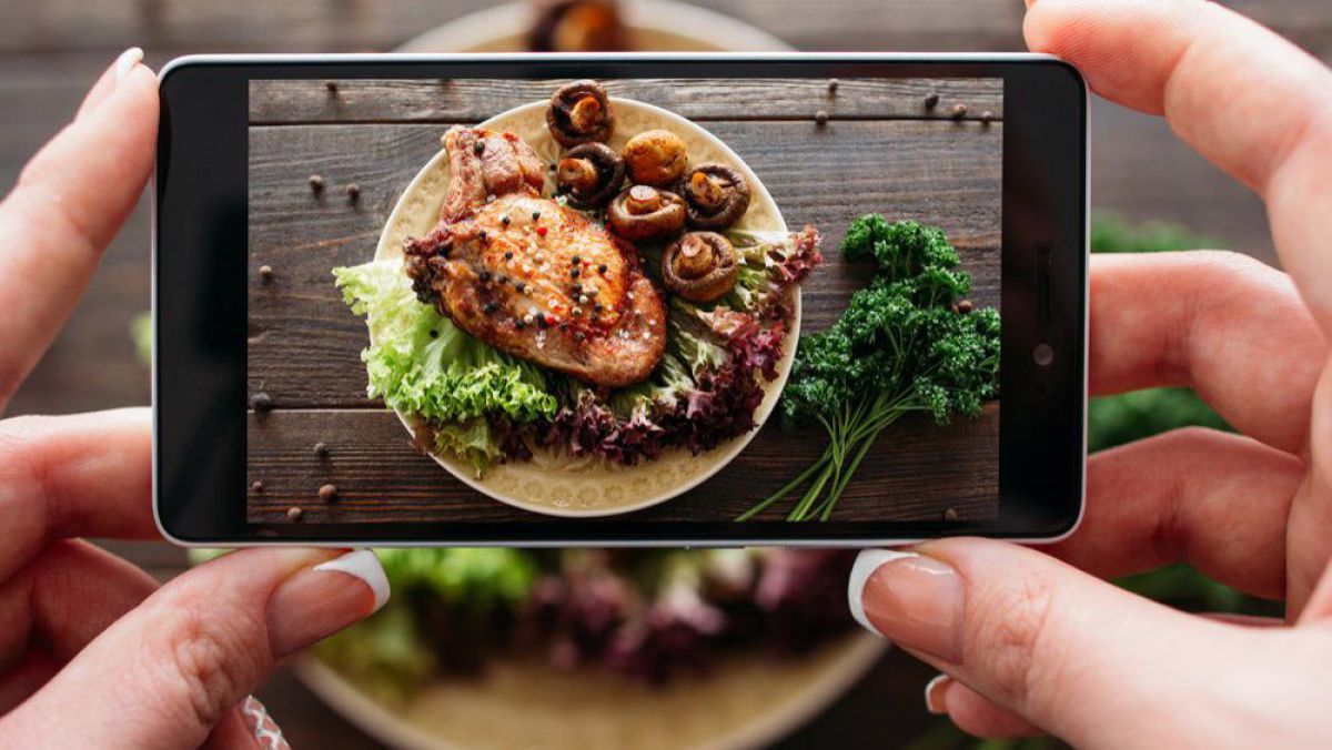 O nouă aplicație de smartphone calculează caloriile mesei analizând fotografia.