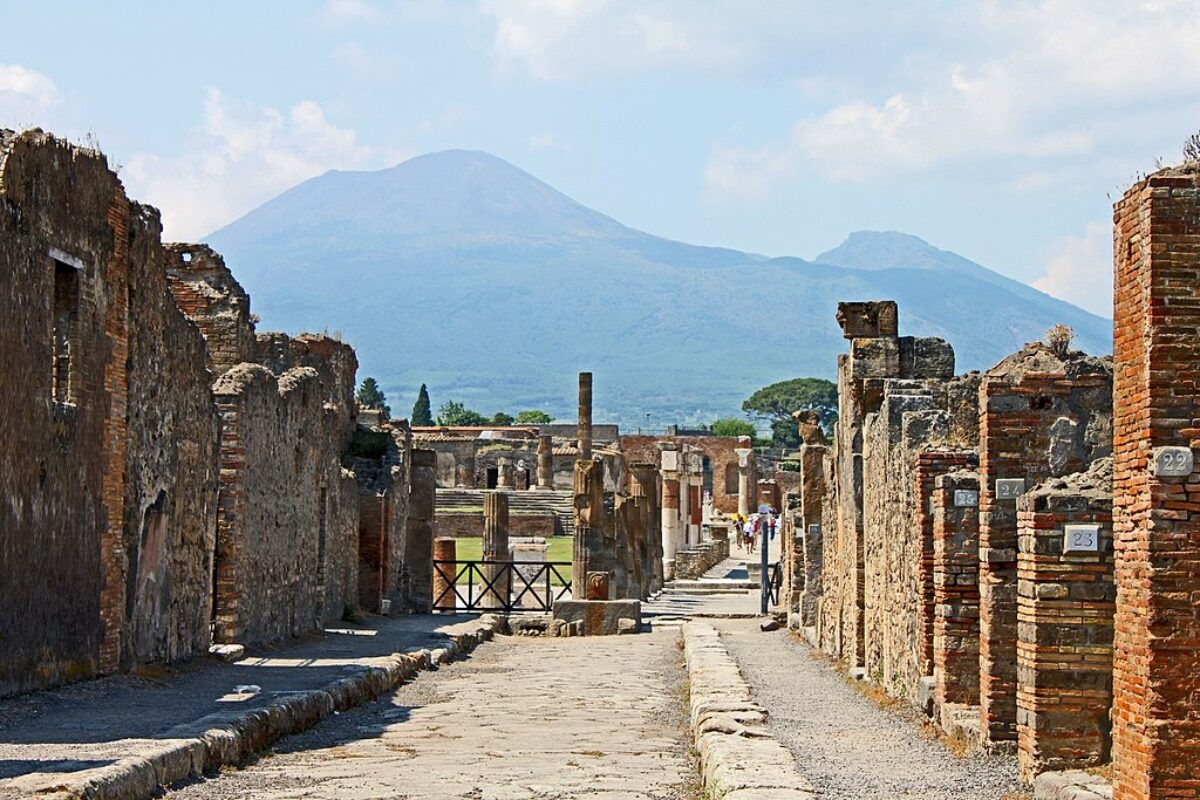 Un turist polonez va fi sancționat pentru tentativa de a lua un suvenir din Pompei.