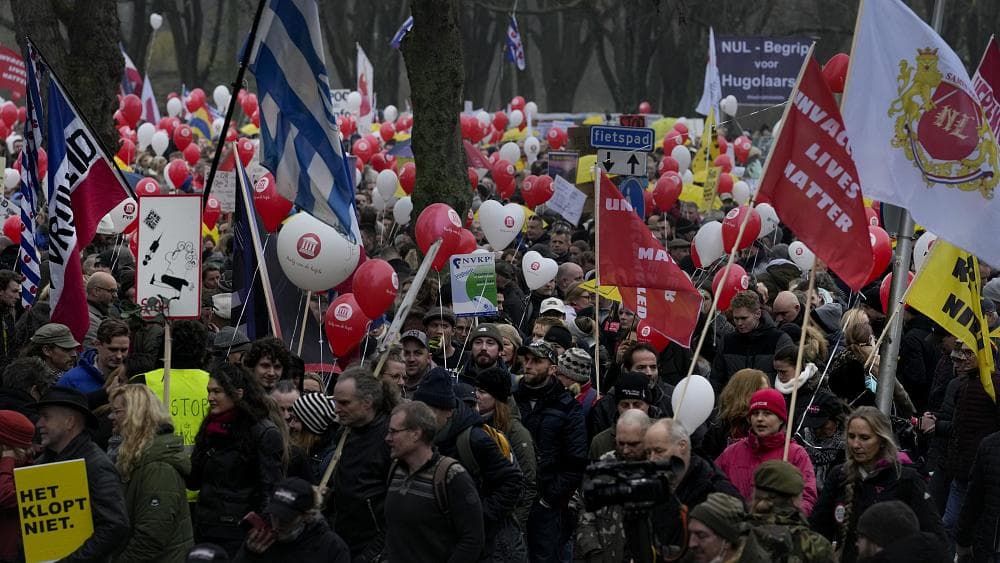 Акции протеста против вакцинации и ковид-паспортов прошли в Европе.