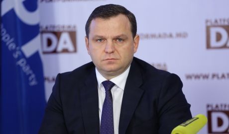 Нэстасе обратился к полицейским и напомнил им о долге перед народом.