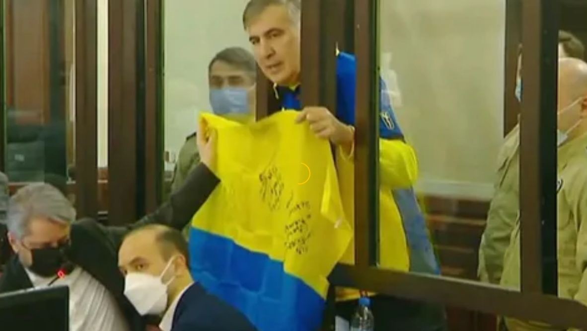 Саакашвили спел в суде гимн Украины и укрылся ее флагом.