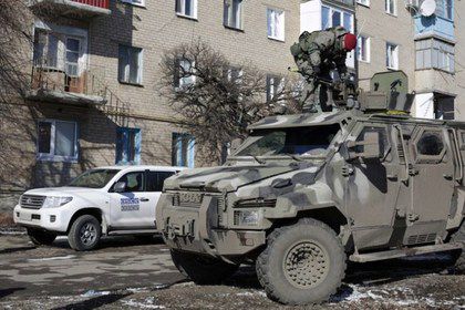 Двое украинских военнослужащих погибли, один ранен в результате взрыва внедорожника под Мариуполем.
