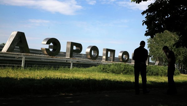 По заявлению ополченцев, тела примерно 15 убитых остаются около аэропорта.