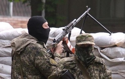 Вооруженные люди, которые находились на блокпосту, открыли стрельбу по автомобилям, которые ехали к ним.