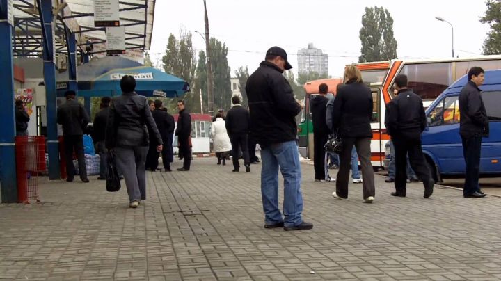 Şoferii de microbuze au avut astăzi mai mulţi pasageri, decât în zilele obişnuite. Iar pe traseele naţionale traficul a fost mai intens. Asta pentru că moldovenii, care au petrecut vacanţa de Paşte la ţară, au revenit în Capitală.