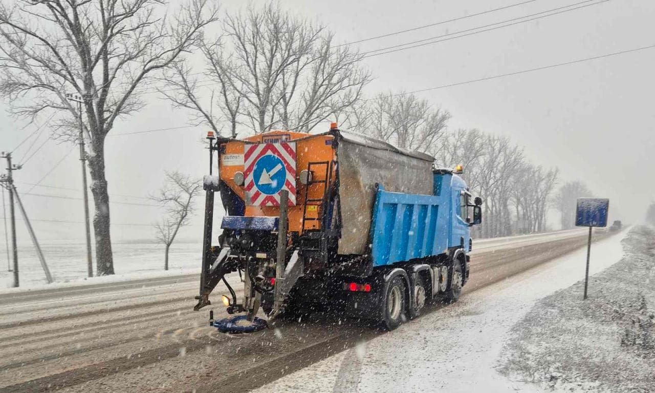 Curățarea drumurilor naționale continuă: Tone de sare și material antiderapant, răspândite.