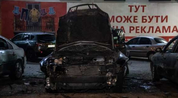 Момент взрыва автомобиля офицера украинской разведки попал на видео.