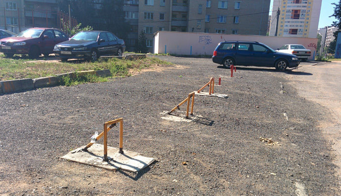 Установка этих устройств, пе­регораживающих место парковки, незаконна.