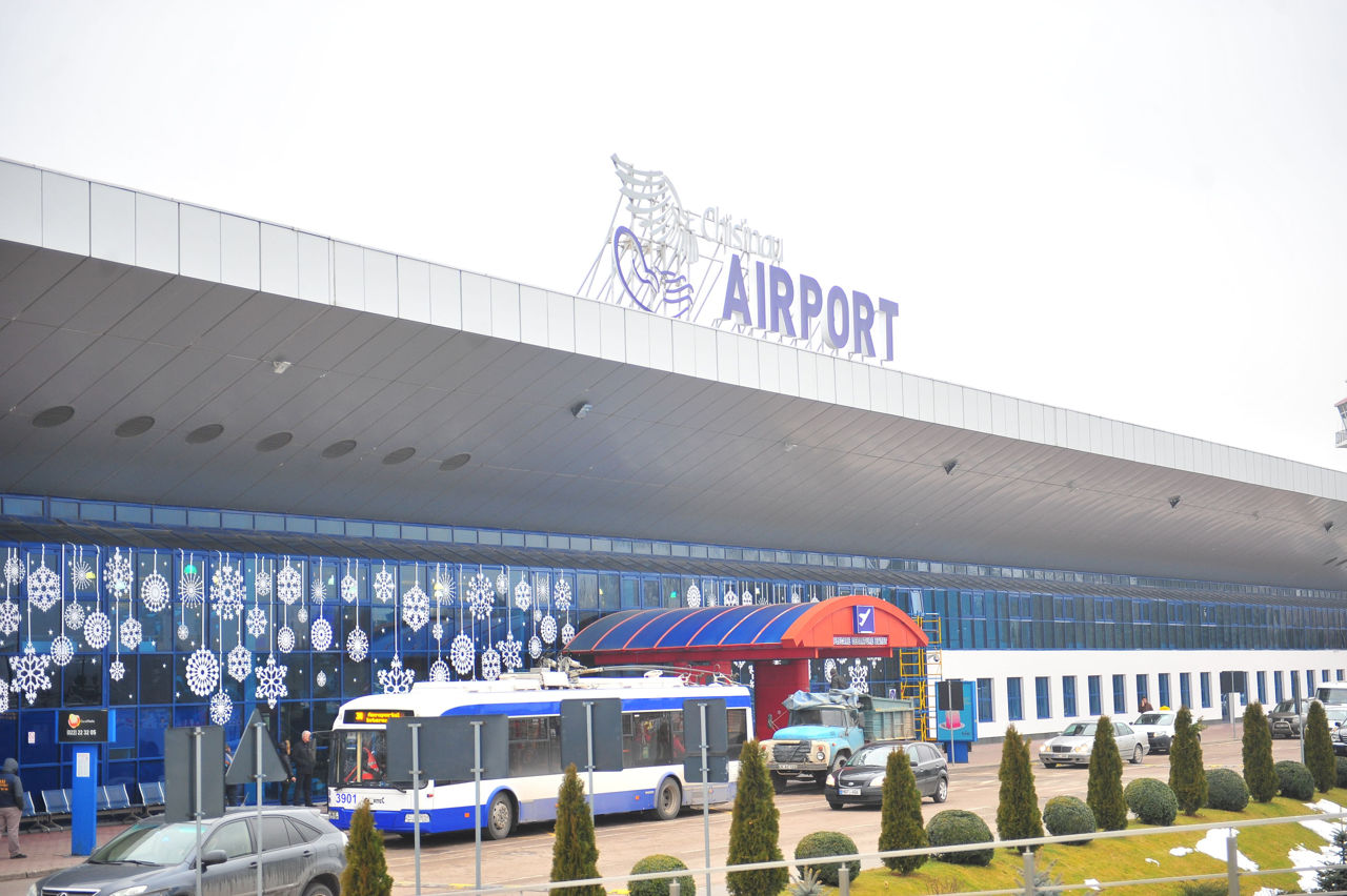 Poliția de Frontieră avertizează despre aglomerația mare pe Aeroportul Internațional Chișinău.