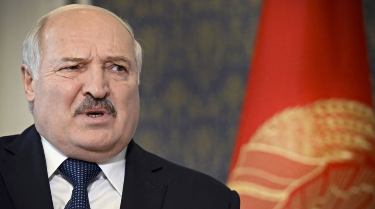 Белорусский президент Александр Лукашенко 9 мая в Москве выглядел измотанным.