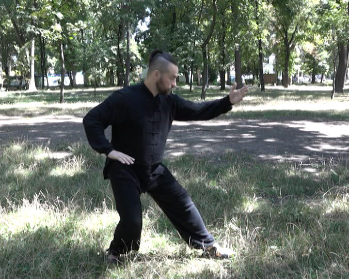 Бельчанин Сергей Киореску практикует вид боевого искусства Тай чи .