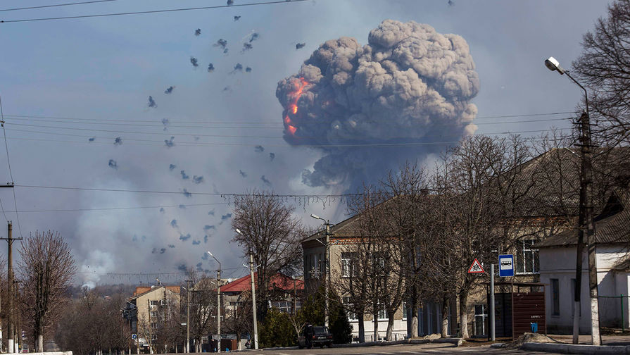 На складах боеприпасов в Балаклее продолжаются взрывы.
