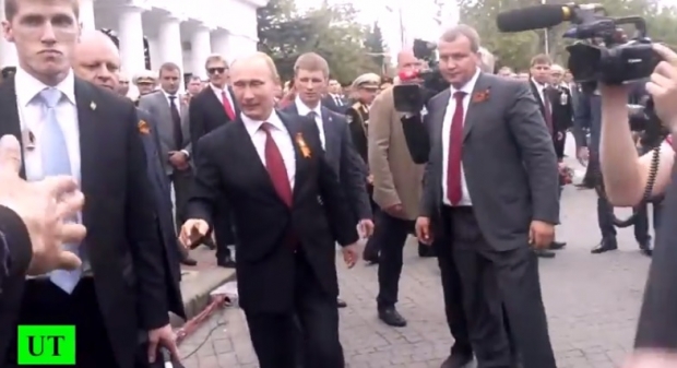 Жители Крыма вышли встречать Путина на улицы.