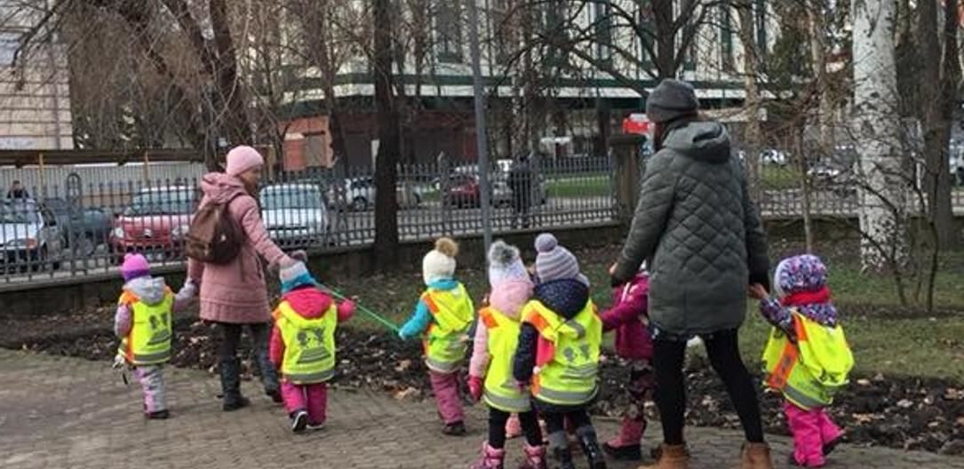  Două educatoare au scos copiii la plimbare echipați cu veste reflectorizante