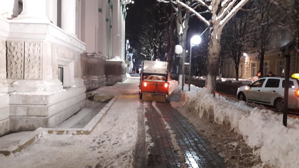 380 рабочих задействованы для борьбы с гололедом и нанесения реагента.