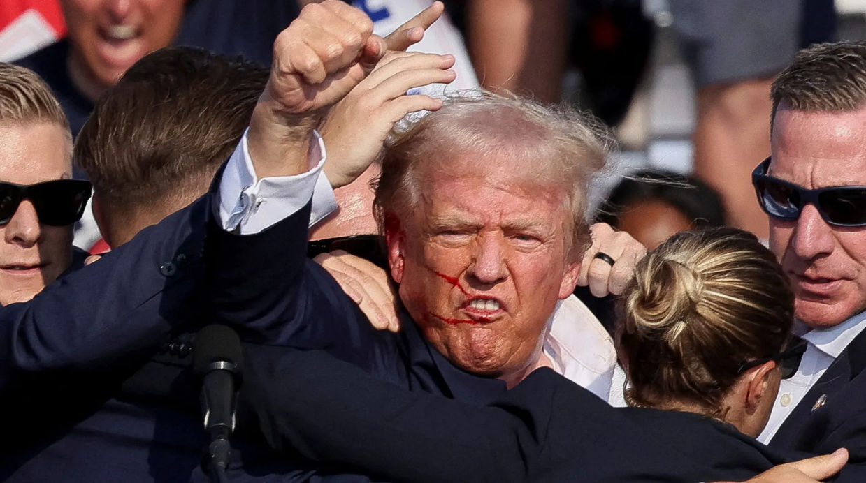 WP: Трамп приказал охранникам подождать, чтобы поднять в воздух кулак.