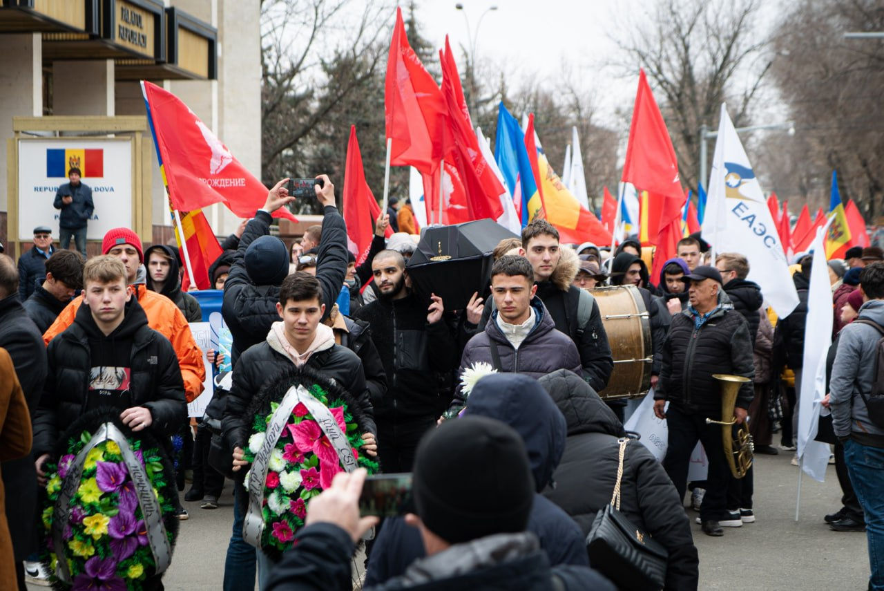 Партия «Возрождение» принесла на протест к зданию парламента гроб и венки.