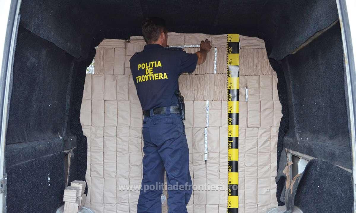 В результате проверки в стенах и потолке транспортного средства были найдены 548 180 сигарет марок Plugaru и Ritm, произведенных в Республике Молдова. Фото: politiadefrontiera.ro.