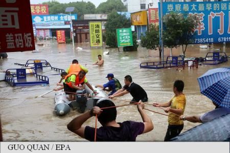 Inundații masive în China: Zeci de persoane moarte sau dispărute