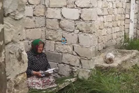 Rămase pe drumuri, familia Cazacu cerșește pomană și adăpost de la oamenii de bună credinţă.