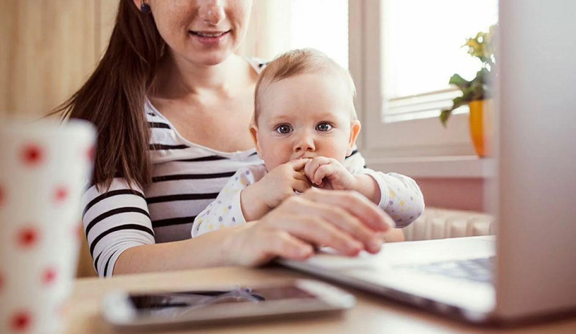 Работающие в декретном отпуске женщины будут получать и оклад, и пособие.