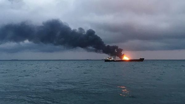 Одно судно передавало топливо на другое, когда произошел взрыв.
