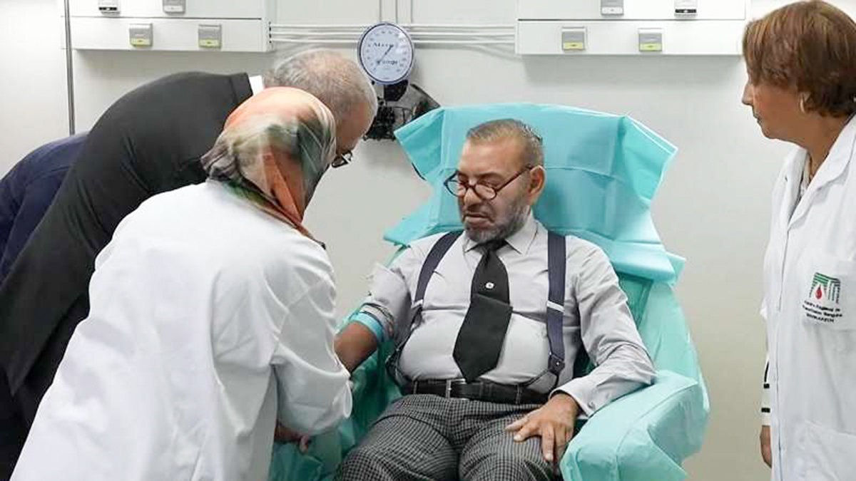 Король Марокко сдал кровь пострадавшим от землетрясения.