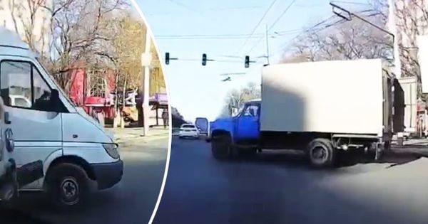 В столице произошла авария с участием микроавтобуса и грузовика.