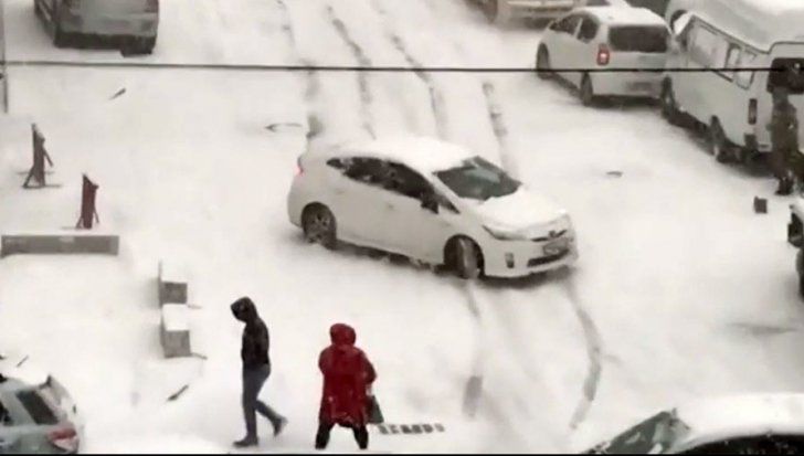 Ninsorile abundente din această iarnă din Rusia au fost o provocare grea pentru șoferi. 