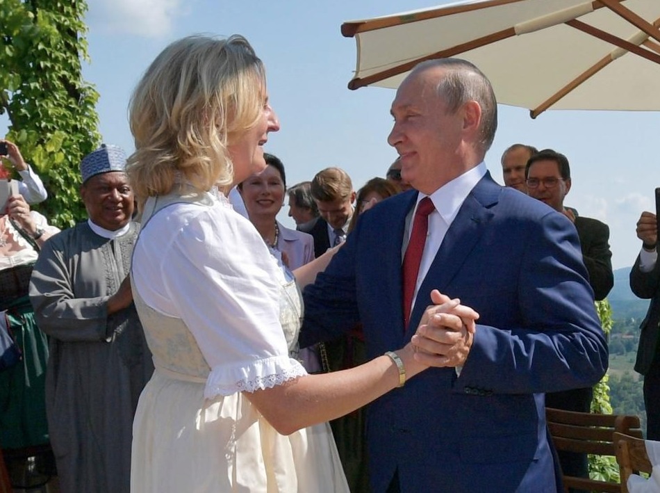 Владимир Путин посетил свадьбу главы австрийского МИДа Карин Кнайсль.