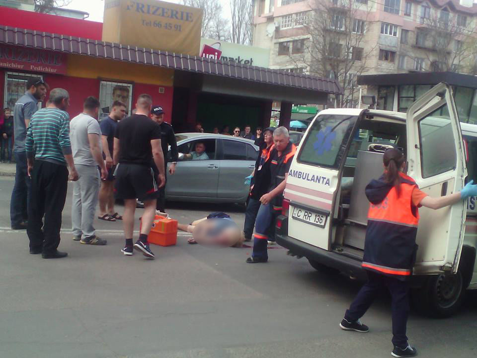 Прохожие убедили врача скорой забрать пострадавшую в больницу.