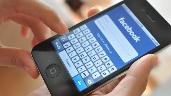 Tot mai multi moldoveni acceseaza internetul de pe telefonul mobil, fiind online permanent. Foto: aktual24.ro