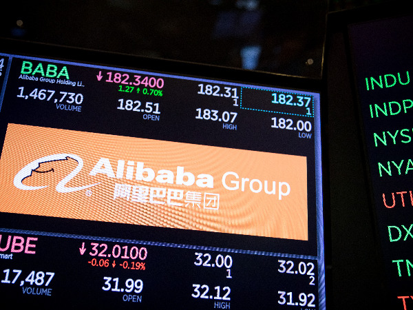 В Нью-Йорке акции крупнейшей китайской торговой площадки Alibaba рухнули почти на 6%.