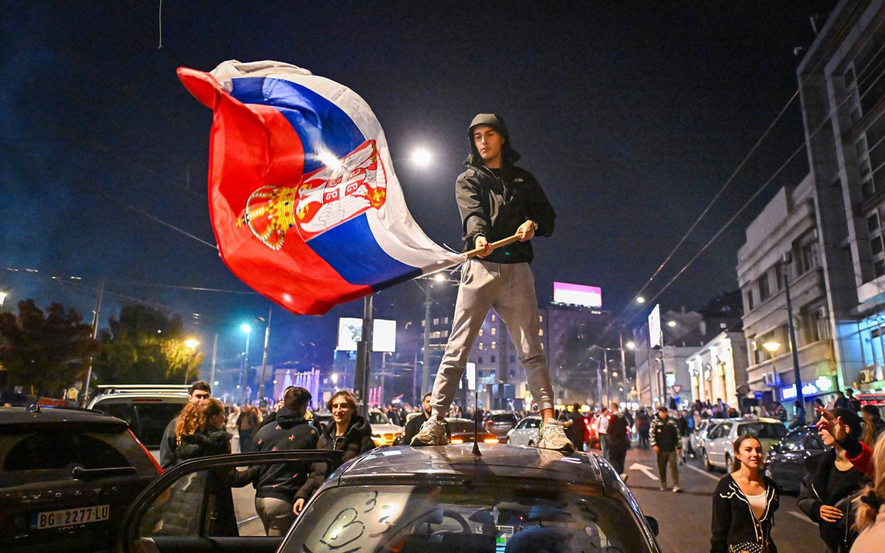 В Сербии студенческое движение одерживает победу на парламентских выборах.