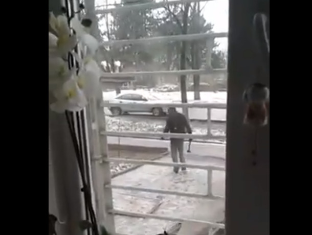 На опубликованном видео заметно, что мужчина решил продолжить ремонт на улице, выйдя с молотком.
