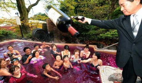Unii locuitori ai oraşului Hakone din Japonia fac baie în vin franţuzesc. Foto: RocketNews24