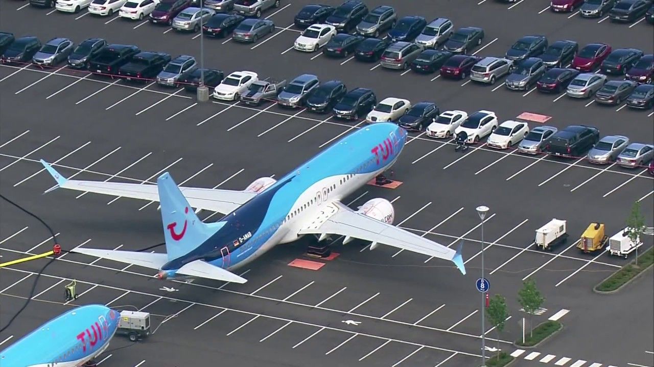 Компания Boeing разместила несколько самолетов 737 MAX на парковочных местах своих сотрудников. 