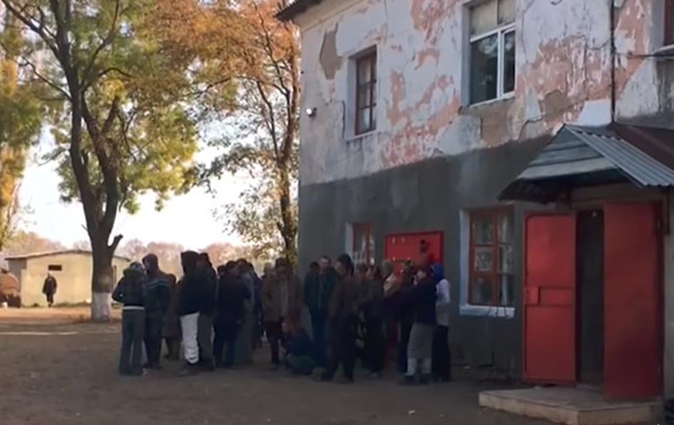 В Одесской области почти 100 людей заставляли работать на сельхозработах в поле по 13 часов бесплатно, непокорных избивали.
