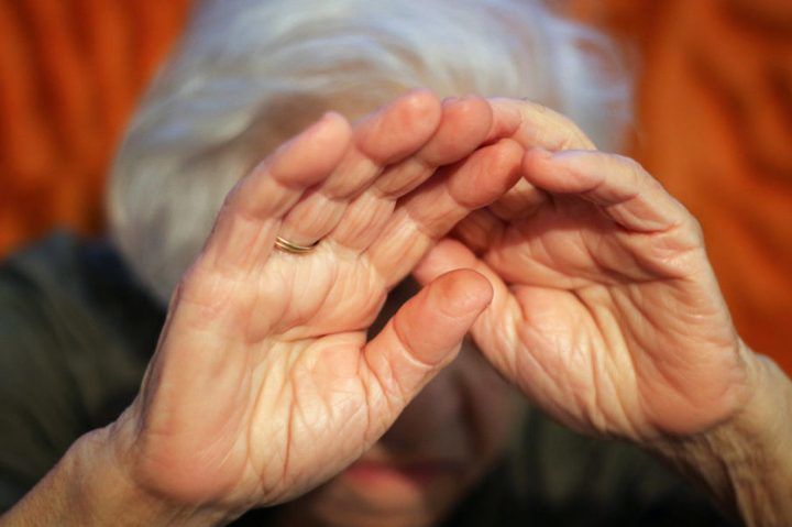 В Дрокии 80-летнюю женщину избили и ограбили в собственном доме.