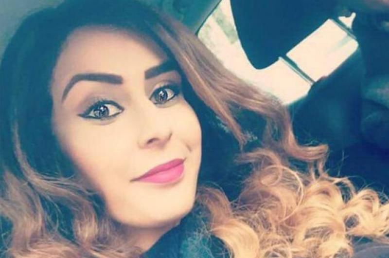 O tânără din Marea Britanie a fost interogată de polițiști după ce a citit o carte în avion. 