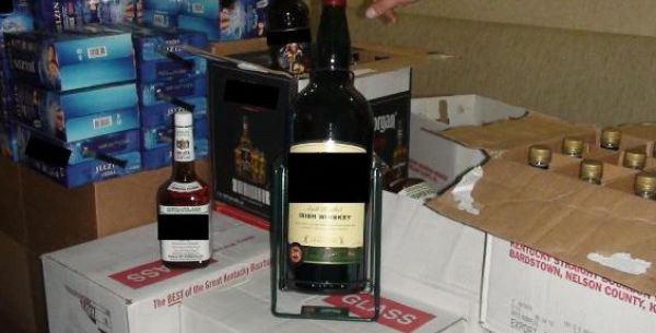 Alcool de lux contrafăcut în valoare de peste 750.000 lei depistat în orășelul Codru. Foto: moldova.org
