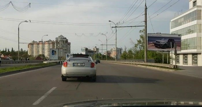 Manevrele sale periculoase au fost surprinse de o cameră de bord.