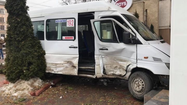Poliția investighează toate circumstanțele pentru a stabili care șofer se face vinovat de accident.