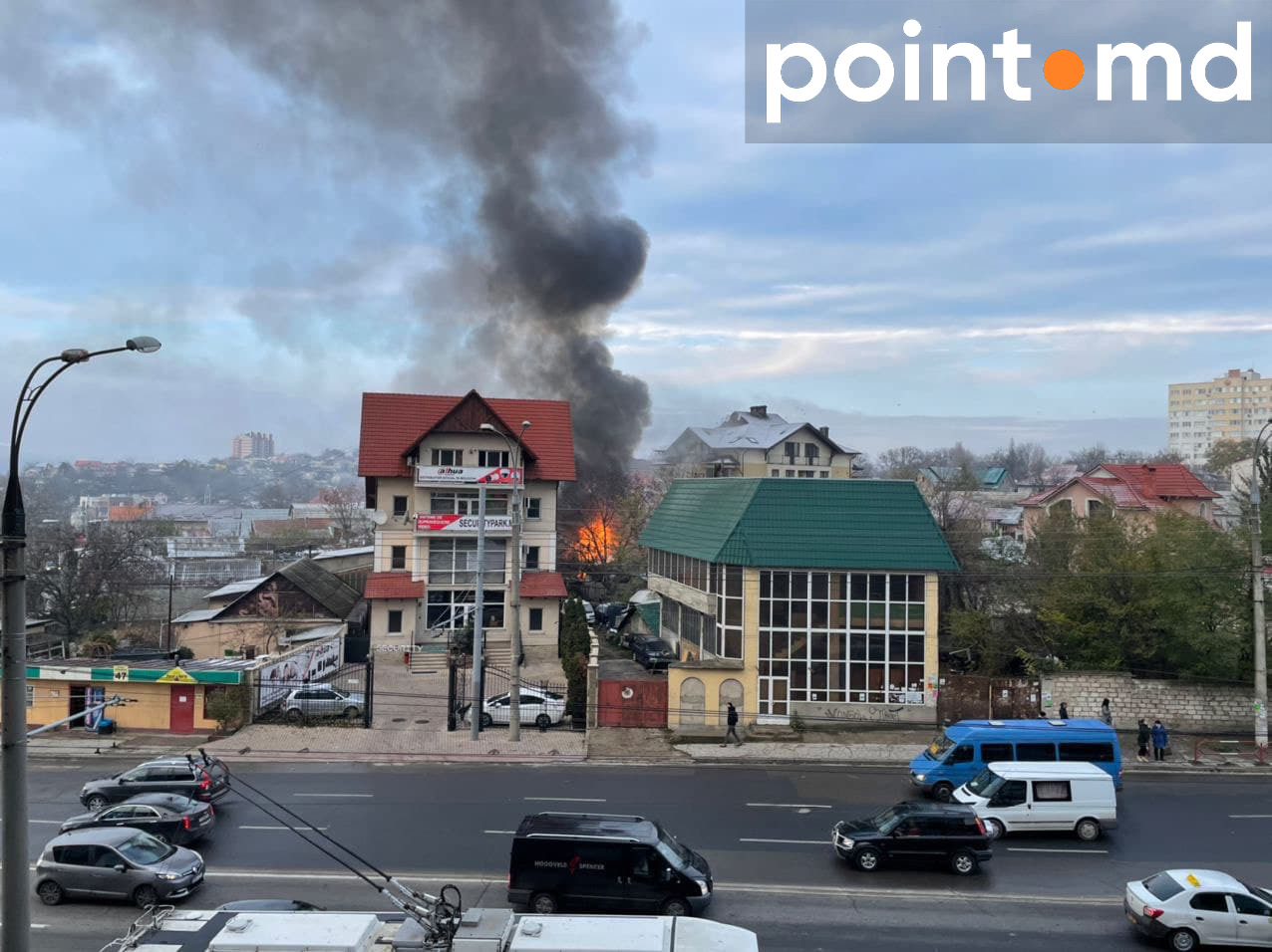 На Старой почте в жилом секторе произошел пожар: прибыли спасатели