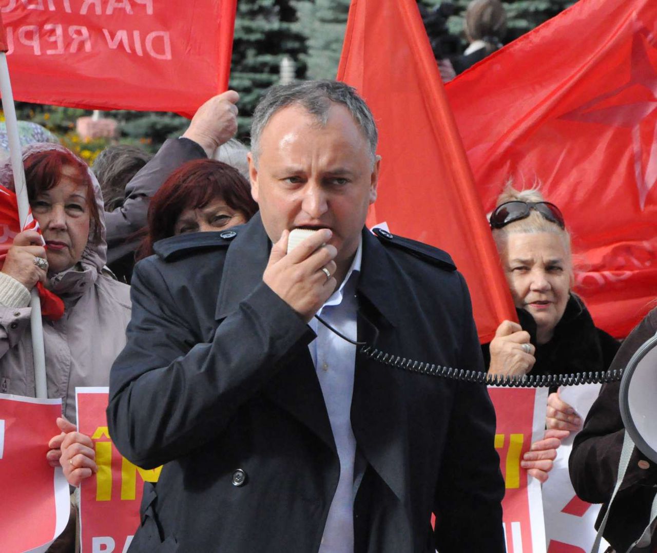Pentru limba moldovenească, Dodon vrea să scoată la proteste