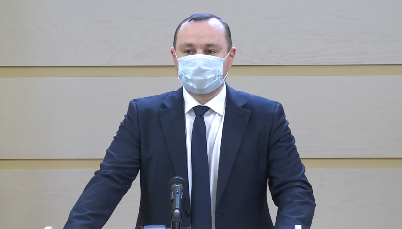 Батрынча призвал граждан внимательно следить за заседанием парламента.