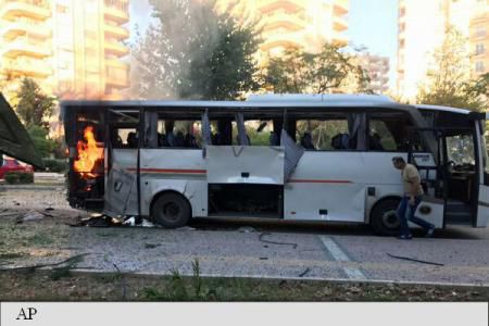 12 răniți într-o explozie la trecerea unui vehicul de poliție în sudul Turciei. Foto: AP Photo