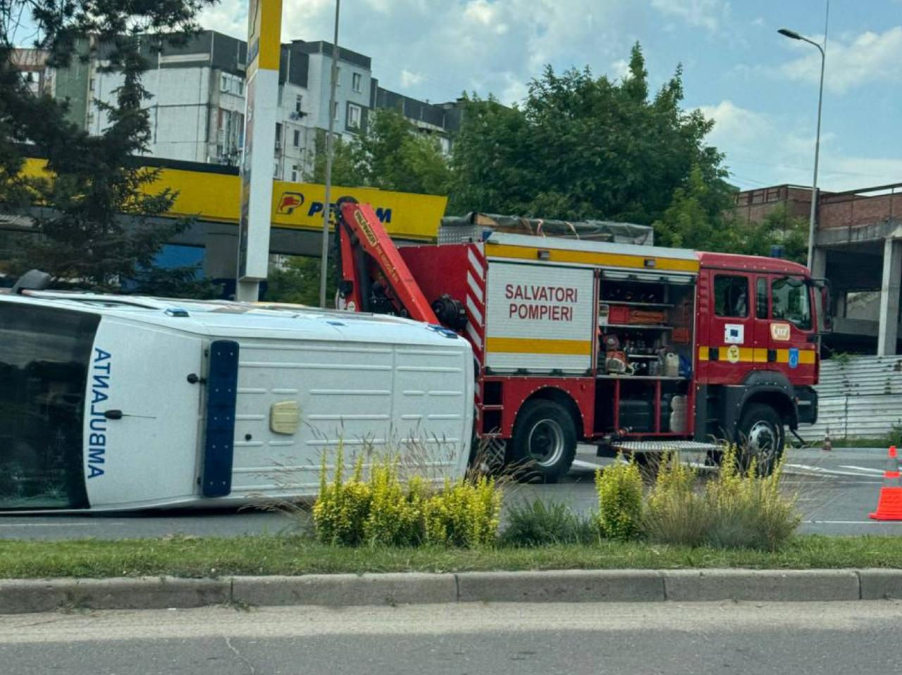 В Кишинёве перевернулась машина скорой помощи.
