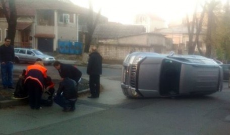 Un automobil de marcă Toyota a intrat în coliziune cu o maşină de model BMW.